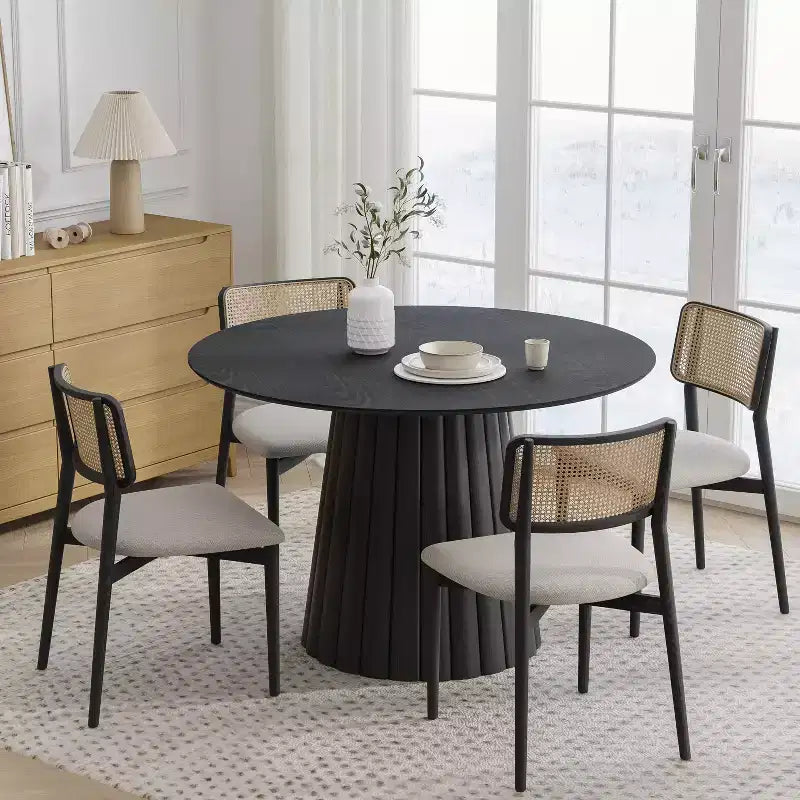 Table à manger ronde Dovelina noire, en bois artificiel, personnalisée avec un piètement design
