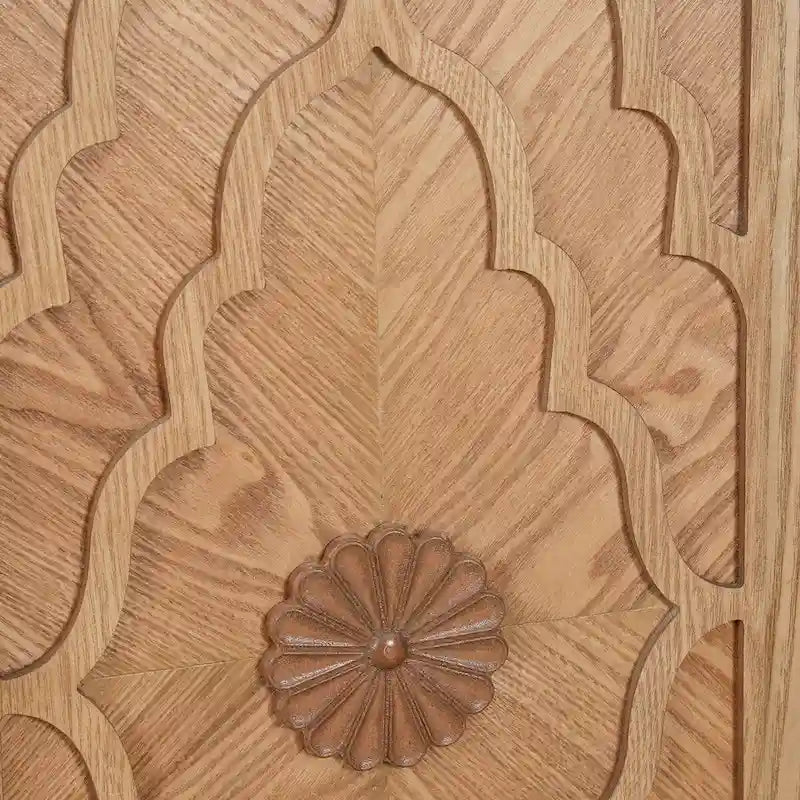 Grand meuble de rangement à portes sculptées et poignées métalliques