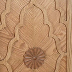 Grand meuble de rangement à portes sculptées et poignées métalliques