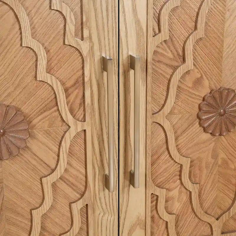 Grand meuble de rangement à portes sculptées et poignées métalliques