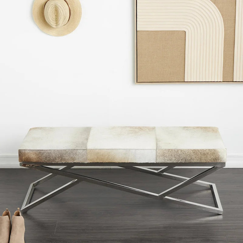 Banc d'intérieur géométrique en cuir avec base métallique argentée inclinée - Gris clair