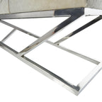 Banc d'intérieur géométrique en cuir avec base métallique argentée inclinée - Gris clair