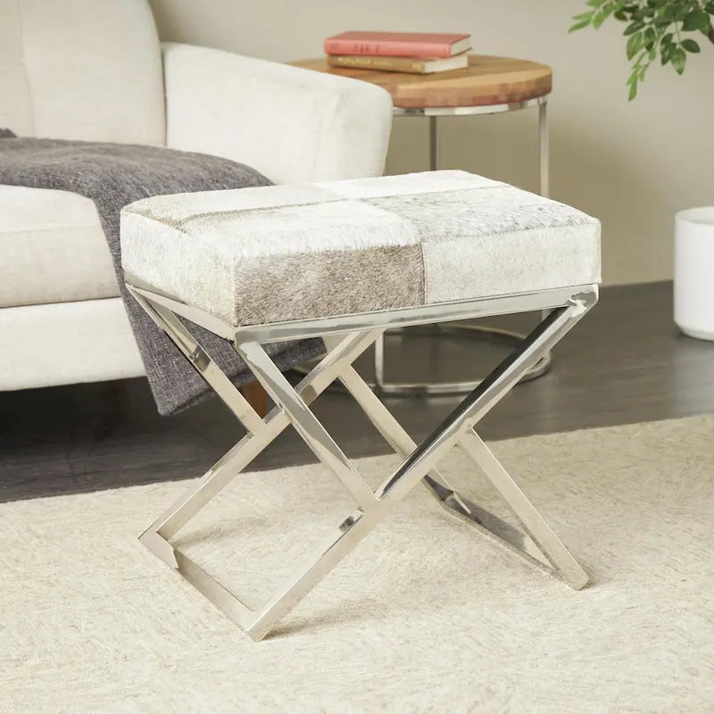 Banc d'intérieur géométrique en cuir avec base métallique argentée inclinée - Gris clair