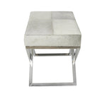 Banc d'intérieur géométrique en cuir avec base métallique argentée inclinée - Gris clair