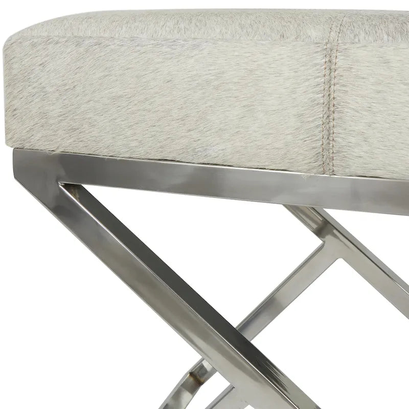 Banc d'intérieur géométrique en cuir avec base métallique argentée inclinée - Gris clair