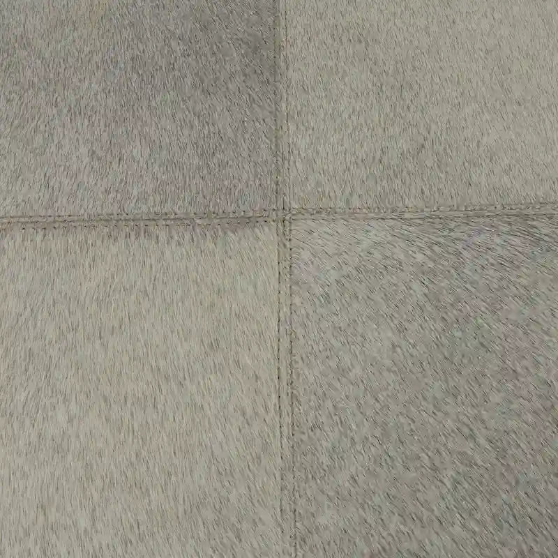 Banc d'intérieur géométrique en cuir avec base métallique argentée inclinée - Gris clair