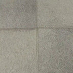 Banc d'intérieur géométrique en cuir avec base métallique argentée inclinée - Gris clair