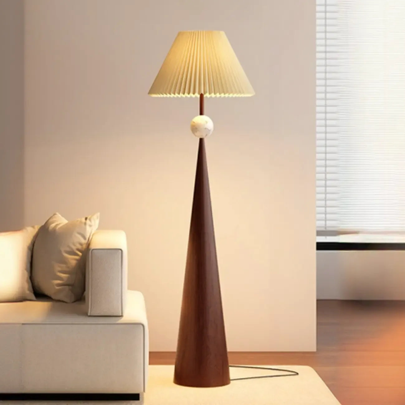 Lampadaire contemporain en métal conique avec abat-jour en tissu