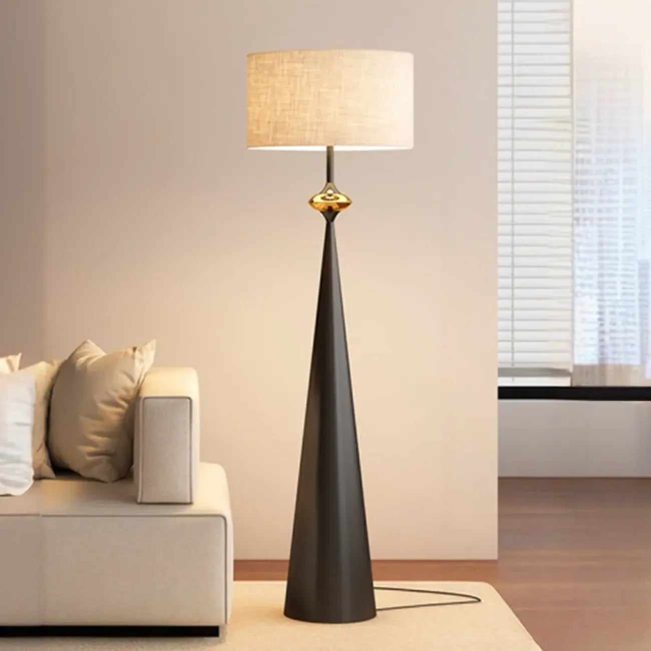 Lampadaire contemporain en métal conique avec abat-jour en tissu