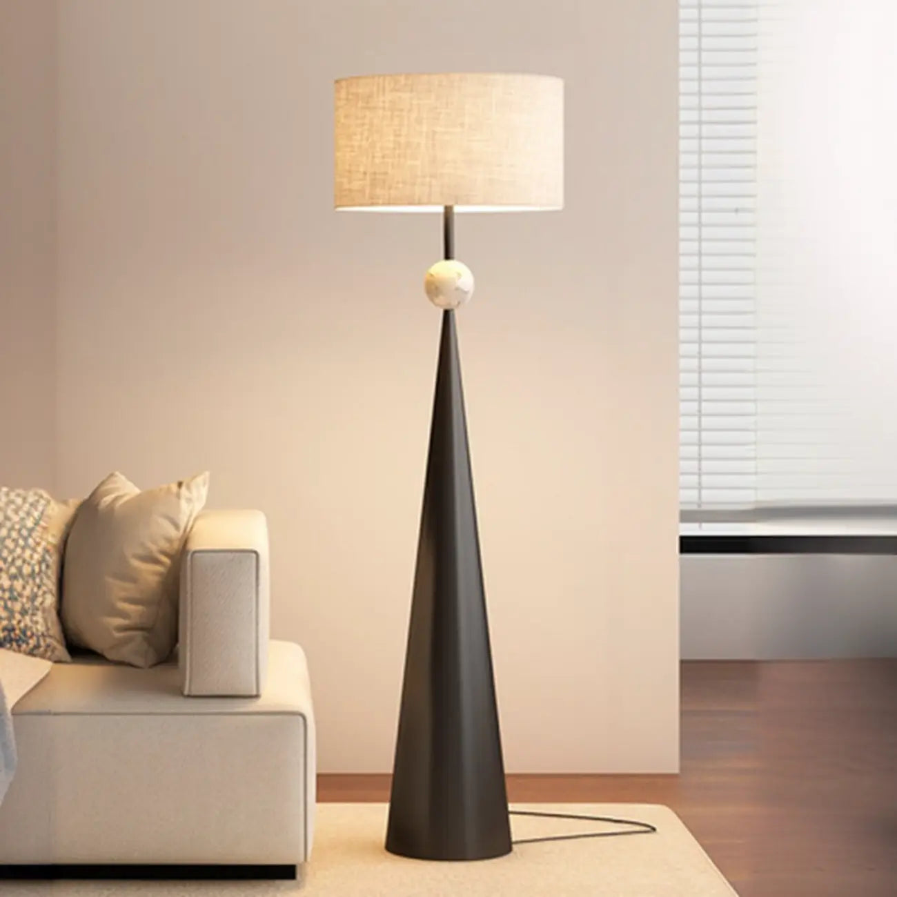 Lampadaire contemporain en métal conique avec abat-jour en tissu
