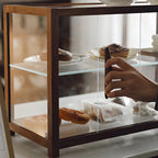 Élégante vitrine de collection en bois avec portes coulissantes